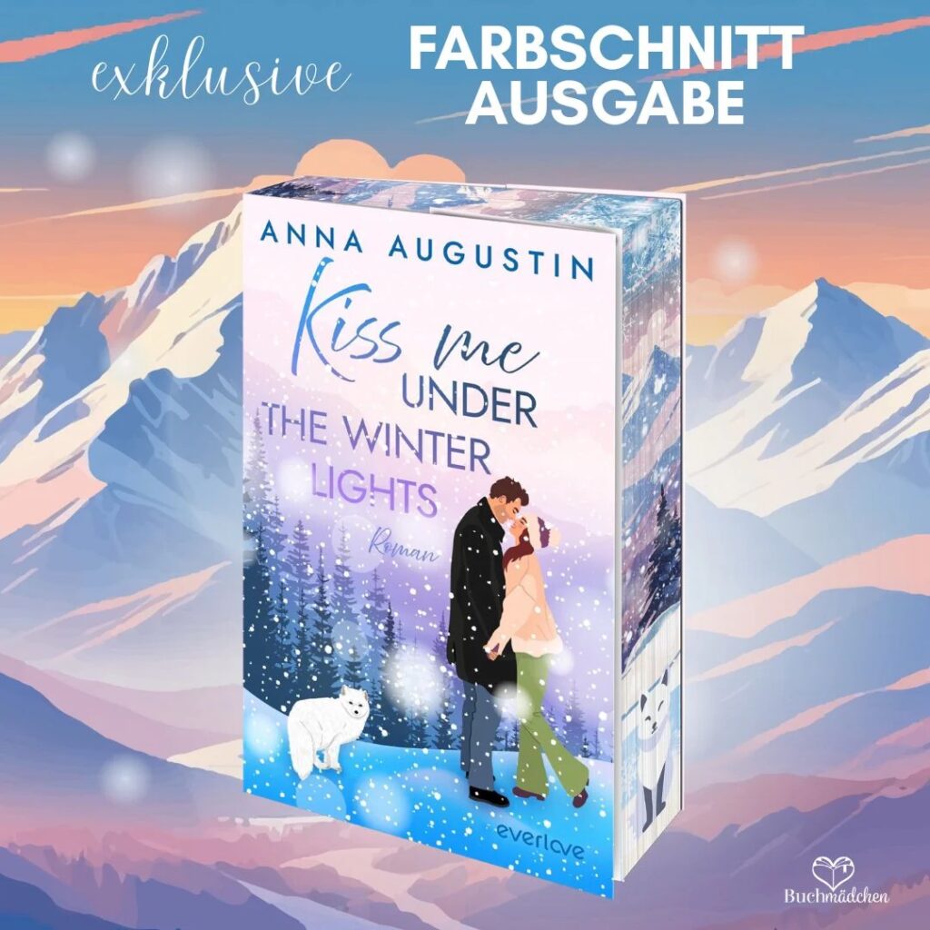 Cover des Romans Kiss me under the Winter Lights von Anna Augustin mit exklusivem Buchmädchen-Farbschnitt, illustriertes Liebespaar seitlich Hand in Hand küssend auf verschneiter Anhöhe, kleiner weißer Polarfuchs sitzt daneben, Hintergrund mit Nadelwald und verschneiten Bergen, rosa und lilafarbener Himmel mit Schneeflocken