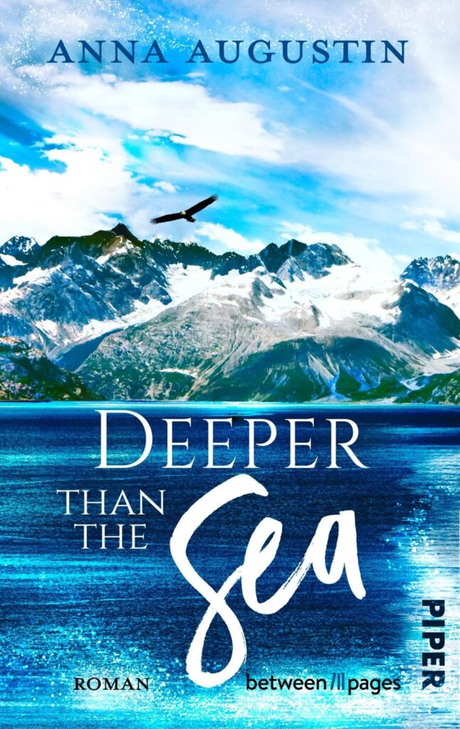 Cover des Romans Deeper than the Sea von Anna Augustin, Ozean vor einem Bergmassiv, Seeadler fliegt über den Bergen, blaufarbener Himmel teilweise wolkig