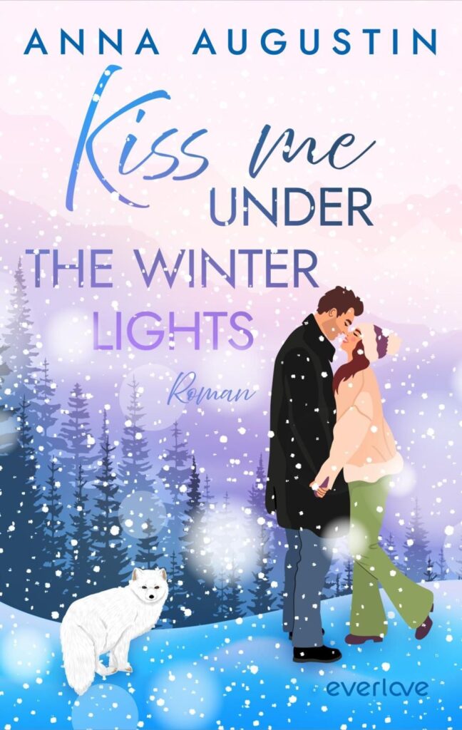 Cover des Romans Kiss me under the Winter Lights von Anna Augustin, illustriertes Liebespaar seitlich Hand in Hand küssend auf verschneiter Anhöhe, kleiner weißer Polarfuchs sitzt daneben, Hintergrund mit Nadelwald und verschneiten Bergen, rosa und lilafarbener Himmel mit Schneeflocken